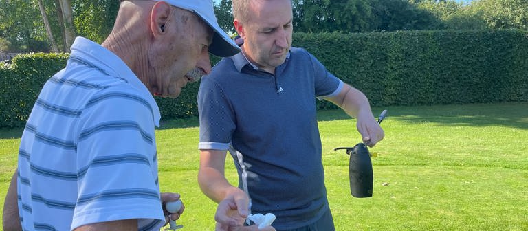Senioren testen neuen Golfschläger  (Foto: SWR, SWR, Vuc Dajovic)