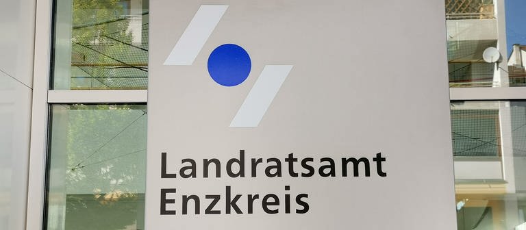 Schild vor dem Eingang des Landratsamtes des Enzkreises in Pforzheim  (Foto: SWR, Foto: Sven Huck)