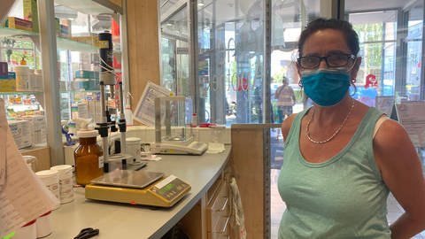 Die pharmazeutisch-technische Assistentin Michaela Ripp ist in der Goethe-Apotheke in Ettlingen für die Herstellung des Fiebersaftes zuständig.  (Foto: SWR)