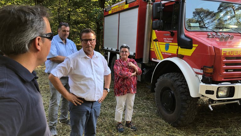 Peter Hauk, BW-Landwirtschaftsminister, informiert sich über Waldbrandmanagement (Foto: SWR, SWR, Daniel Günther)