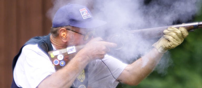 Ein Mann mit Vorderlader am Schießstand. Um ihn eine Wolke von Pulverdampf. (Foto: picture-alliance / Reportdienste, Uli Deck)