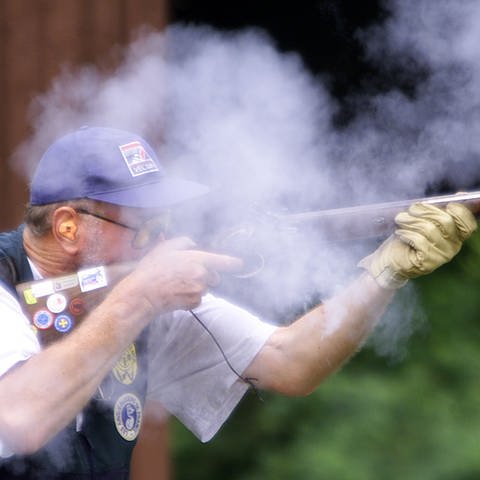 Ein Mann mit Vorderlader am Schießstand. Um ihn eine Wolke von Pulverdampf. (Foto: picture-alliance / Reportdienste, Uli Deck)