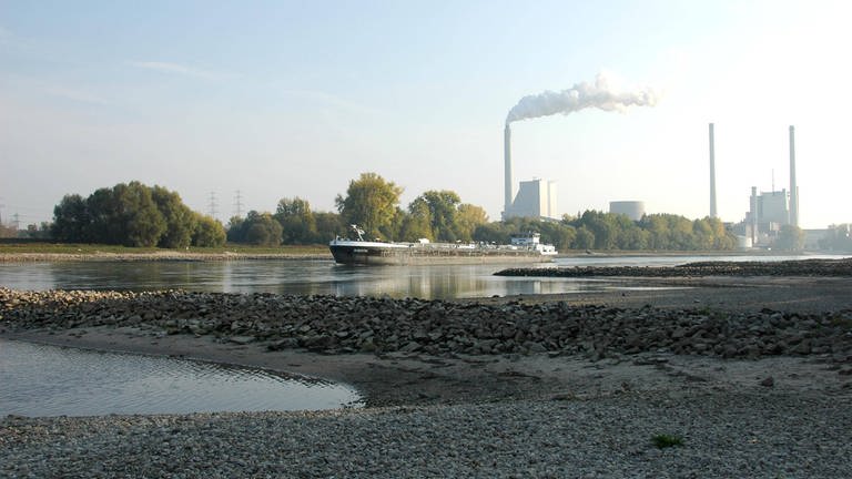 Niedrigwasser: Im Rheinhafen in Karlsruhe müssen mehr Schiffe abgefertigt werden (Foto: IMAGO, IMAGO / Panthermedia (Symbolbild))