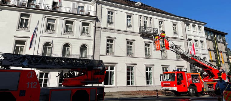 Die Feuerwehr löscht Glutnester im Hotel "Badischer Hof" in Baden-Baden.  (Foto: SWR)