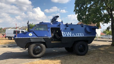 Gepanzertes Fahrzeug der Polizei (Foto: SWR)