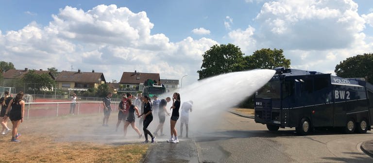 Wasserwerfer besprüht beim Praktikumstag in Bruchsal Abiturienten (Foto: SWR)