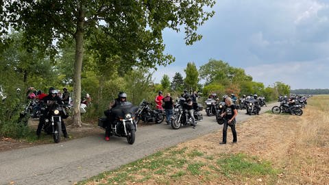 Ein Konvoi von 350 Motorrädern ist angemeldet für die Beerdigung eines Mitglieds der Hells Angels in Hügelsheim  (Foto: SWR)