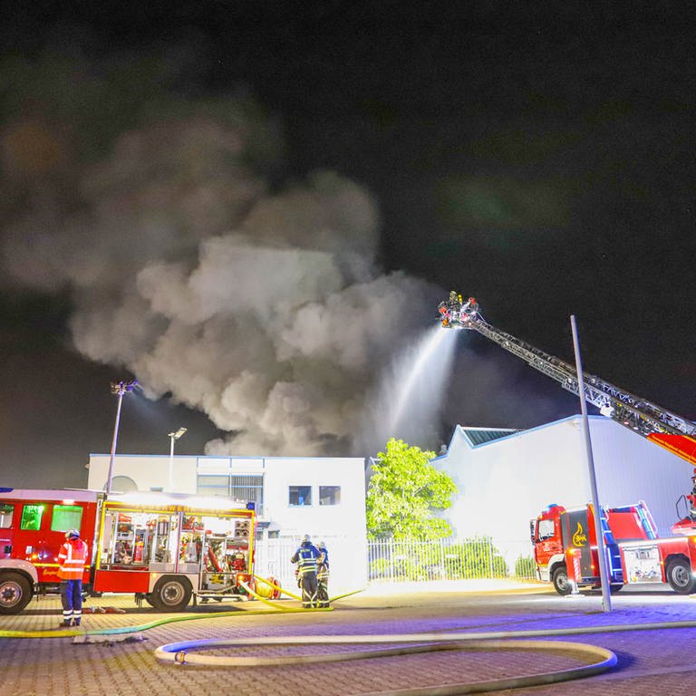 Brand einer Lagerhalle in Waghäusel (Foto: Einsatzreport24/Fabian Geier)