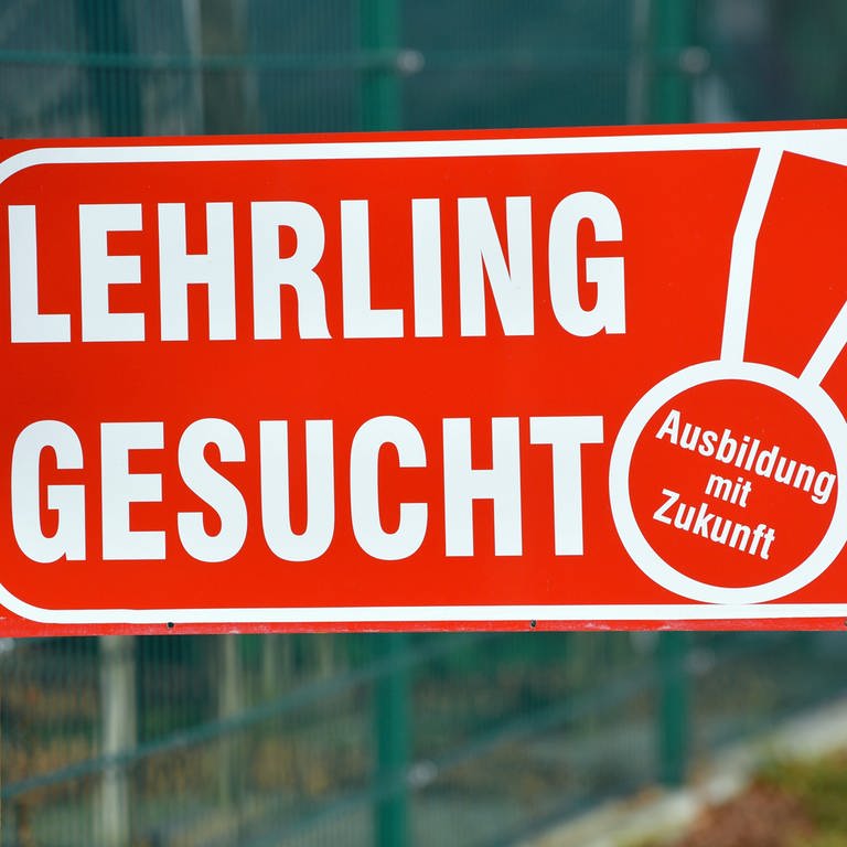 Rotes Schild auf dem in weißer Schrift steht: "Lehrling gesucht" (Foto: picture-alliance / Reportdienste, Picture Alliance)
