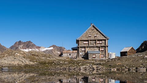 Das Hochwildehaus neben der Fidelitashütte. Beide Hütten gehörten zur DAV Sektion Karlsruhe und befinden sich in den Ötztaler Alpen. (Foto: Pressestelle, DAV Karlsruhe)