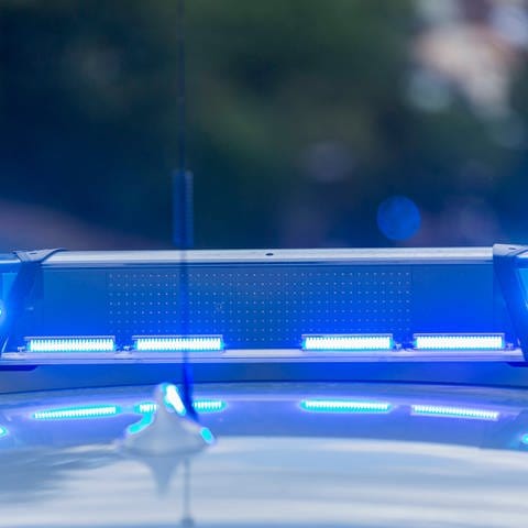 Blaulicht eines Einsatzwagens (Foto: IMAGO, IMAGO / MedienServiceMüller (Symbolbild))