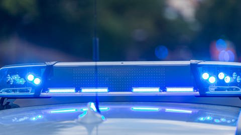 Blaulicht eines Einsatzwagens (Foto: IMAGO, IMAGO / MedienServiceMüller (Symbolbild))