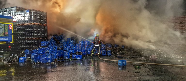 Getränkekisten in Östringen in Brand geraten (Foto: Pressestelle, Marvin Riess / Einsatz-Report24)