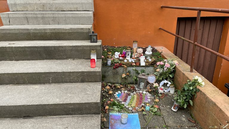 Gedenken am Tatort in Baden-Baden: Blumen erinnern hier an das getötete Mädchen.  (Foto: SWR)