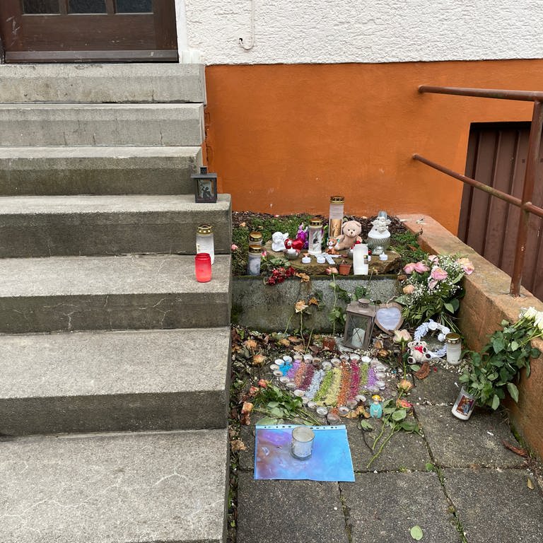 Gedenken am Tatort in Baden-Baden: Blumen erinnern hier an das getötete Mädchen.  (Foto: SWR)