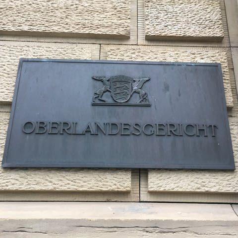 Schild am Eingang des Oberlandesgerichts Karlsruhe (Foto: SWR)
