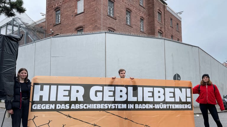 Demonstration vor Abschiebegefängnis in Pforzheim (Foto: SWR)