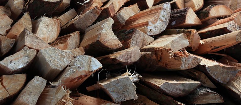 Brennholz liegt gestapelt auf einem Haufen (Foto: IMAGO, H. Tschanz-Hofmann/imago)