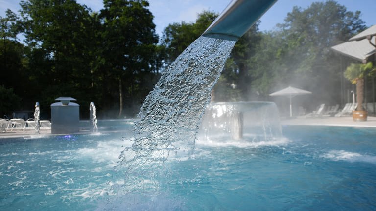 Ein Becken in einem Thermalbad (Foto: dpa Bildfunk, picture alliance/Patrick Seeger/dpa (Symbolbild))