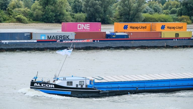 Zwei Containerschiffe fahren auf dem Rhein - Beihnahe-Zusammenstoß dreier Schiffe auf dem Rhein bei Karlsruhe (Sujetbild) (Foto: IMAGO, Michael Gstettenbauer)