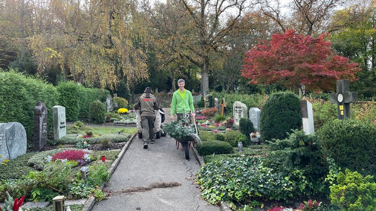 Friedhofsgärtner Fabrice Rausch ein Tag vor Allerheiligen mit Schubkarre auf dem Friedhof in Karlsruhe-Durlach. (Foto: SWR)