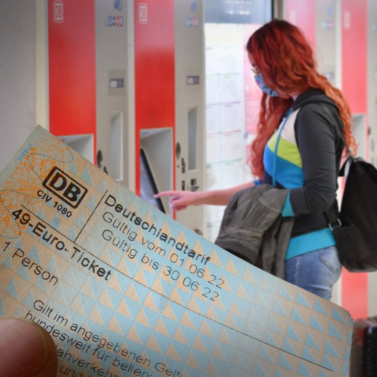 Im Vordergrund ein DB-Fahrschein mit der Aufschrift "49-Euro-Ticket". Im Hintergrund eine Frau mit roten Haaren an einem Fahrkarten-Automaten. (Foto: IMAGO, Sven Simon)
