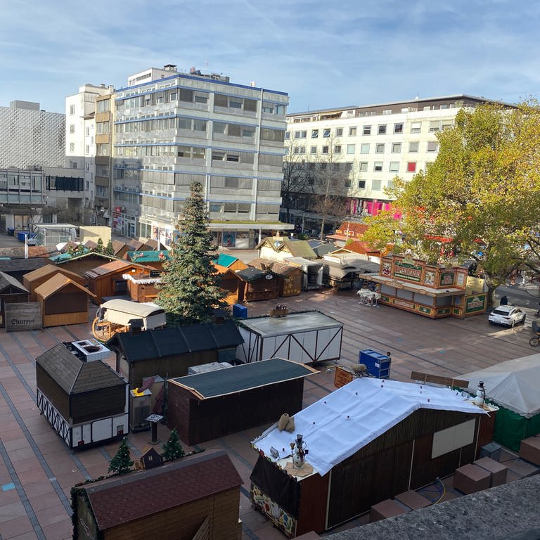 Aufbau des Goldenen Weihnachtsmarkts in Pforzheim (Foto: SWR)