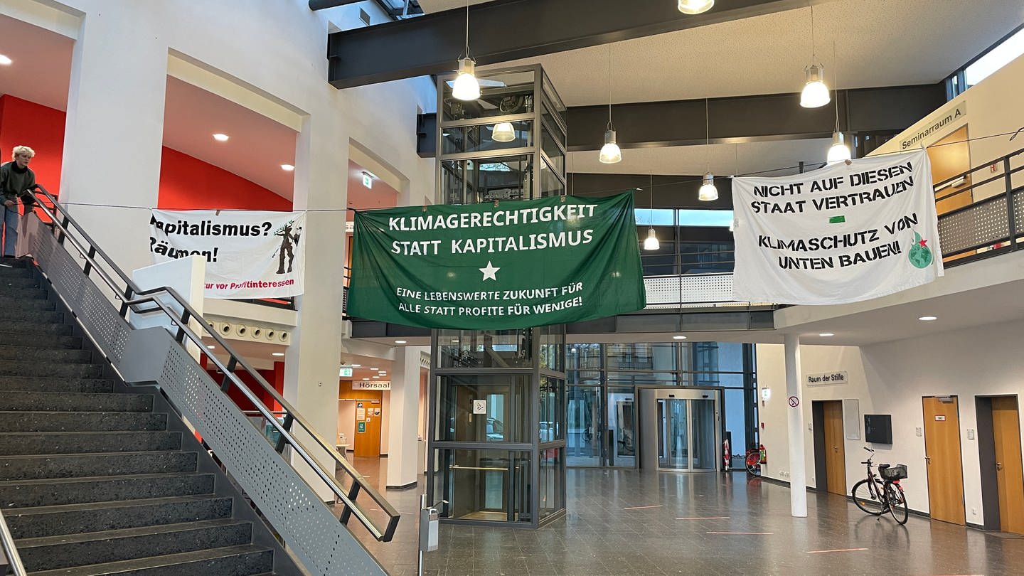 Signs in front of and at Audimax – SWR Aktuell