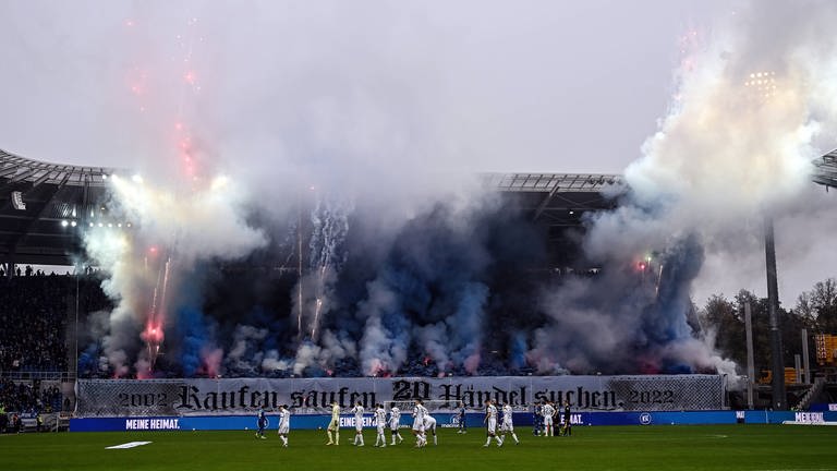 KSC-Fans zünden Pyrotechnik auf der Südtribüne (Foto: IMAGO, Jan Huebner)