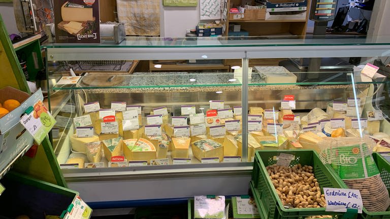 Wartet auf Kundschaft: Die Käsetheke im Laden 3 am Karlsruher Werderplatz wird nicht mehr so häufig besucht, wie noch zu Jahresbeginn. (Foto: SWR)