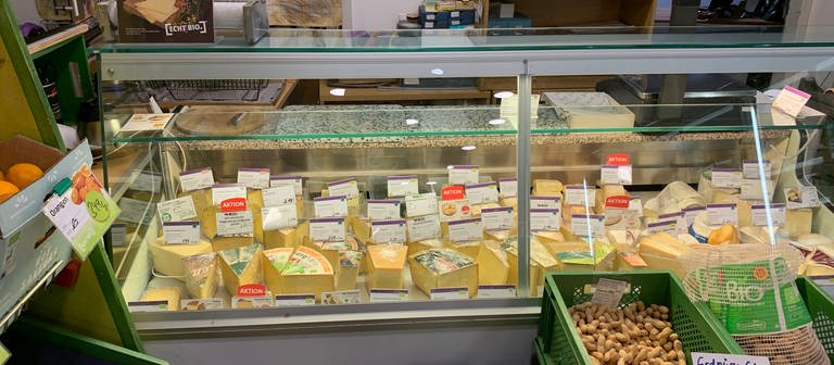 Wartet auf Kundschaft: Die Käsetheke im Laden 3 am Karlsruher Werderplatz wird nicht mehr so häufig besucht, wie noch zu Jahresbeginn. (Foto: SWR)