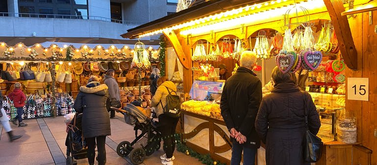 Die ersten Besucher stehen an den Buden auf dem Weihnachtsmarkt 2022 in Pforzheim. (Foto: SWR, Peter Lauber)
