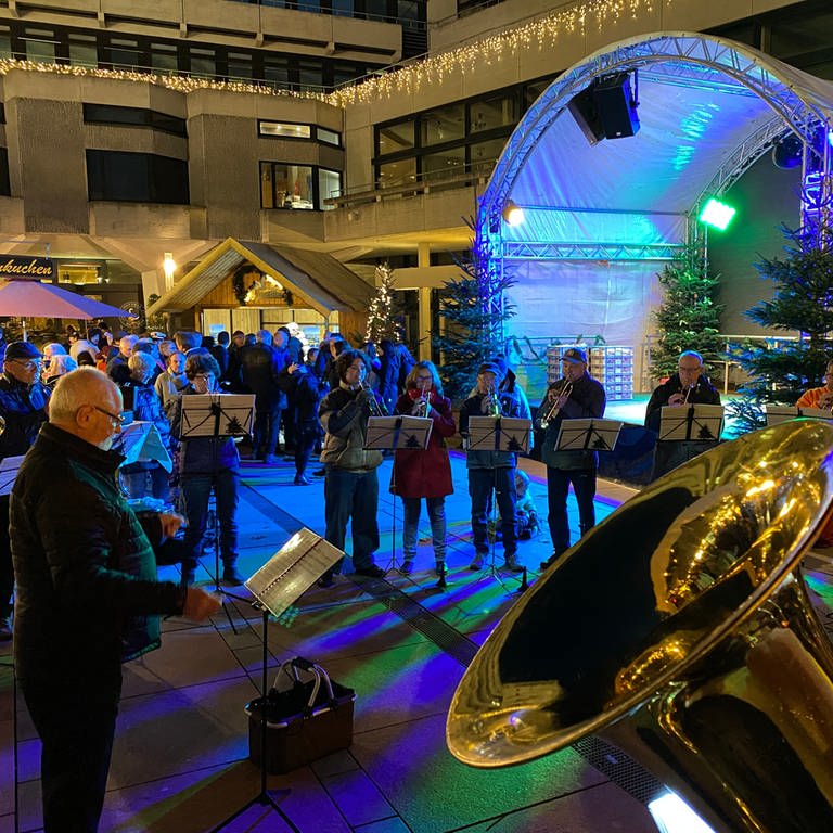 Zur Eröffnung des Weihnachtsmarktes 2022 in Pforzheim spielt ein Orchester (Foto: SWR, Peter Lauber)