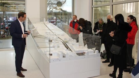 In eine großen Glasvitrine ist das große Modell der Turmbergbahn zu sehen. (Foto: Pressestelle, Nicolas Lutterbach / KVV)