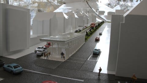 Ein Modell der Turmbergbahn: Talstation mit weißen Häußern und bunten Autos auf den Straßen. (Foto: Pressestelle, Nicolas Lutterbach / KVV)