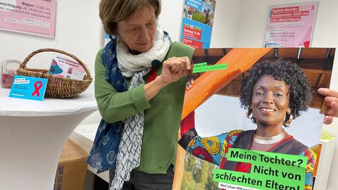 Beraterin Petra Axamit von der AIDS-Hilfe Karlsruhe mit dem Plakat zur aktuellen Kampagne (Foto: SWR, Susann Bühler)