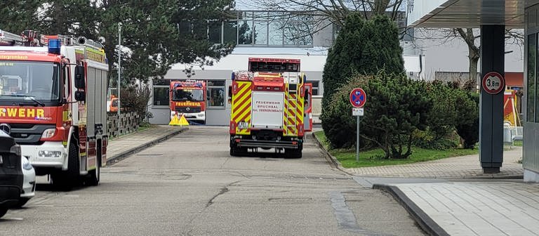 Feuerwehrautos stehen auf dem Gelände einer Firma in Bruchsal (Foto: Pressestelle, Waldemar Gress / Einsatz-Report24)