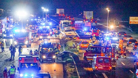 Feuerwehr- und Rettungsfahrzeuge stehen nach einem Unfall auf der A5. Ein Lastwagenfahrer hat auf der Autobahn 5 bei Raststatt einen schweren Unfall mit drei Verletzten und insgesamt mindestens neun demolierten Fahrzeugen verursacht. (Foto: dpa Bildfunk, picture alliance/dpa/Einsatz-Report24 | -)