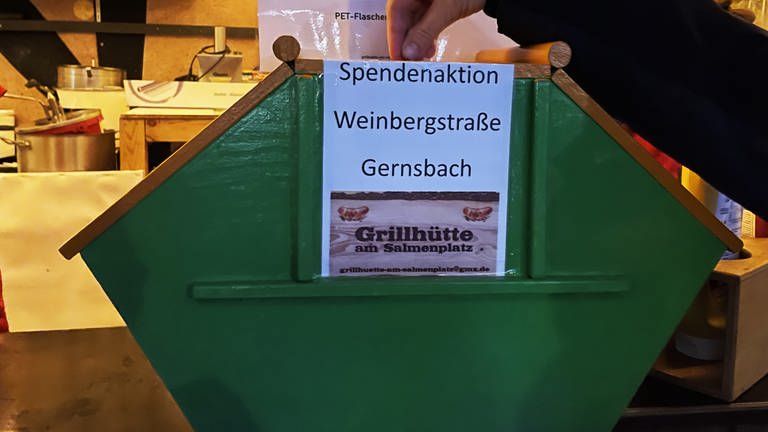 Eine grüne Spendenkasse mit der Aufschrift: Spendenaktion Weinbergstraße Gernsbach (Foto: SWR)
