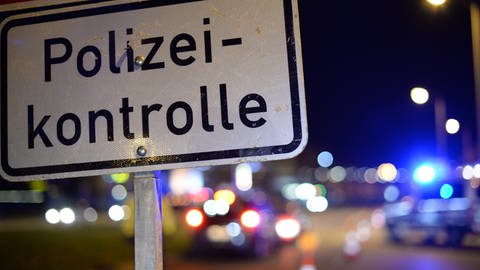 Polizeikontrolle bei Nacht (Foto: picture-alliance / Reportdienste, picture alliance / dpa | Oatrick Seeger)