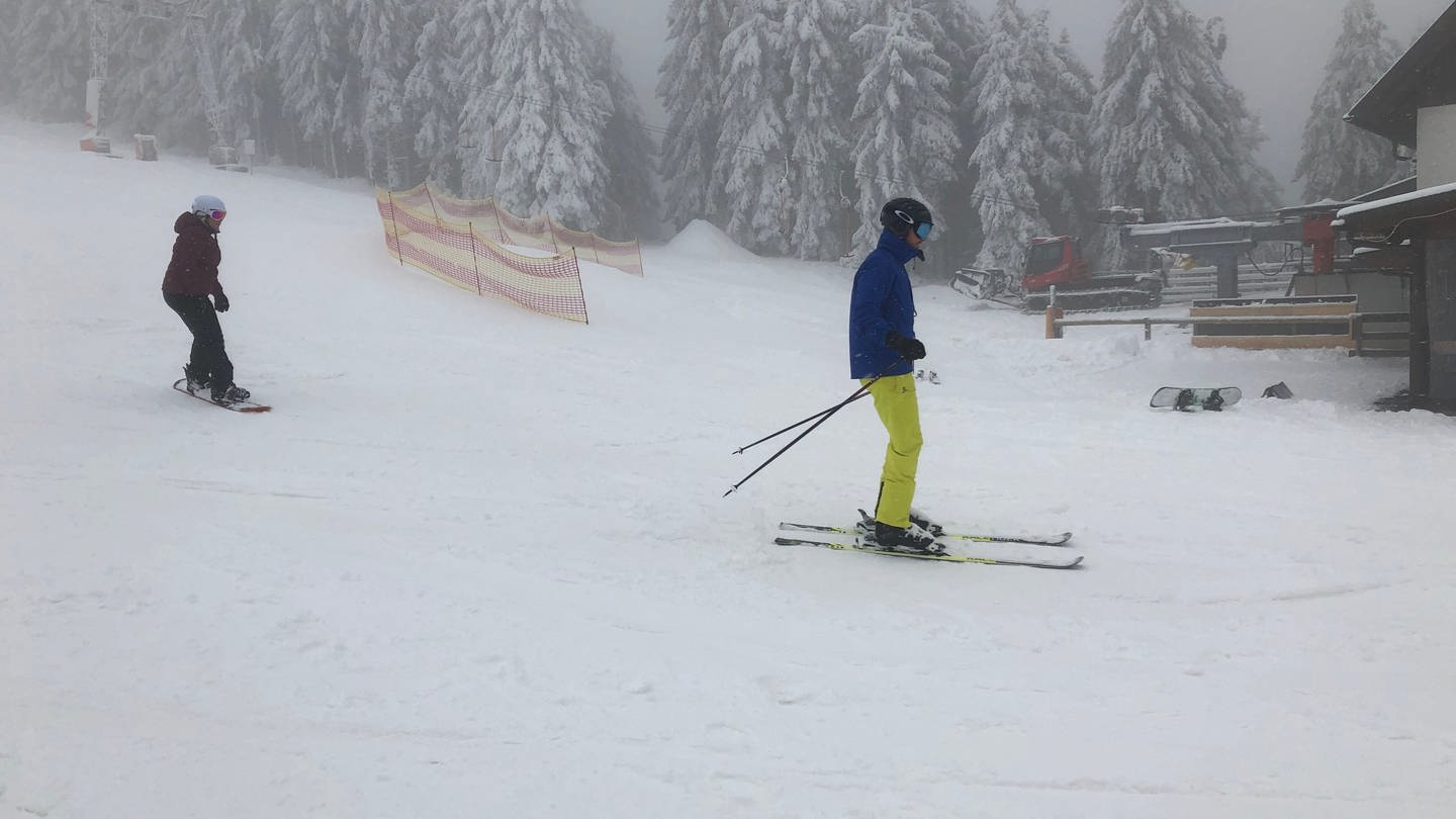 Wintersportler freuen sich über Neuschnee am Seibelseckle. (Foto: SWR, Wolfgang Hörter)