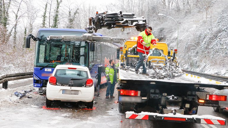 Glatteisunfall zwischen Reisebus und Auto in Pforzheim (Foto: Pressestelle, Waldemar Gress / Einsatz-Report24)