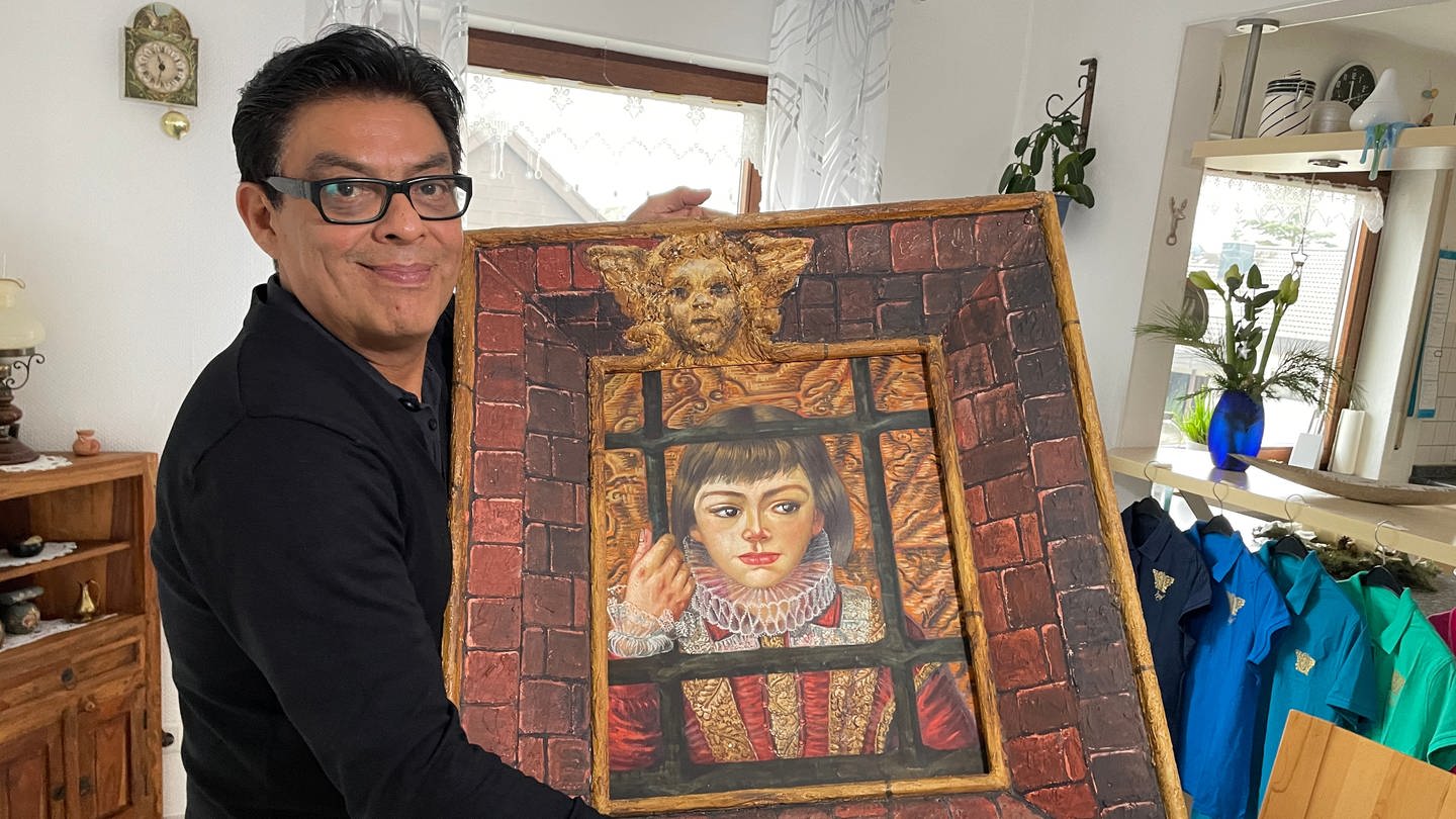 Daniel Renteria aus Baden-Baden besitzt ein Bild von seinem Großvater Horacio Renteria, ein berühmter Maler aus Mexiko (Foto: SWR, Teo Jägersberg)
