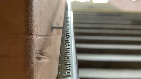 Handläufe am Karlsruher Hauptbahnhof mit Informationen in Blindenschrift. (Foto: SWR)