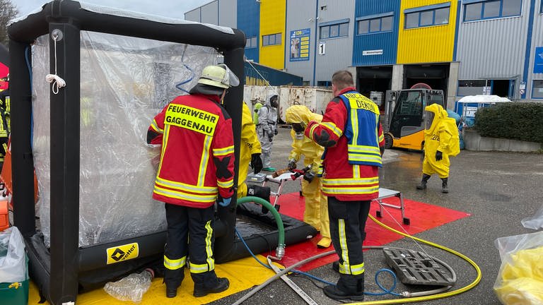 Salzsäure tritt aus: Feuerwehreinsatz in Bühl (Foto: SWR)