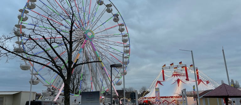 "Winterzauber" auf der Rennbahn Iffezheim mit Riesenrad und Zirkus (Foto: SWR)
