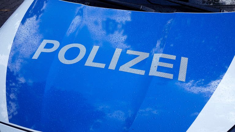 Kühlerhaube eines Polizeiautos mit der Aufschrift "Polizei" (Foto: IMAGO, Future Image)