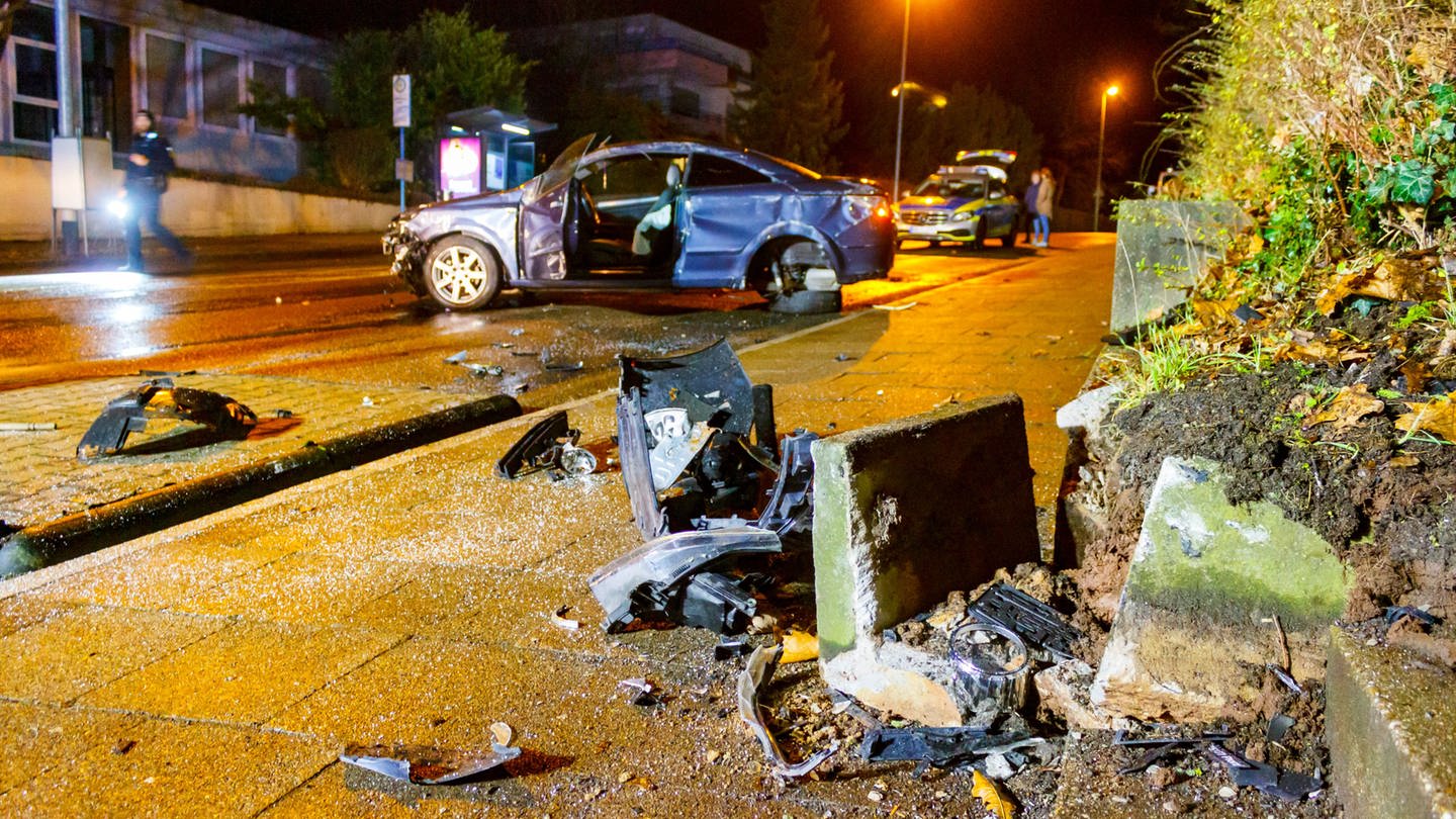 Ein völlig zerstörtes Auto auf einer nächtlichen Straße in Pforzheim (Foto: Pressestelle, Markus Rott / Einsatz-Report24)