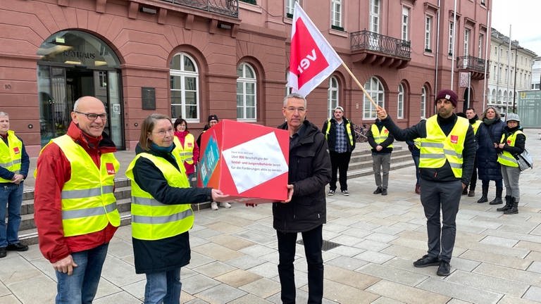 Beschäftigte der Verwaltung aus dem Öffentlichen Dienst der Stadt Karlsruhe übergeben ihre Tarifforderungen an Bürgermeister Martin Lenz (Foto: SWR)