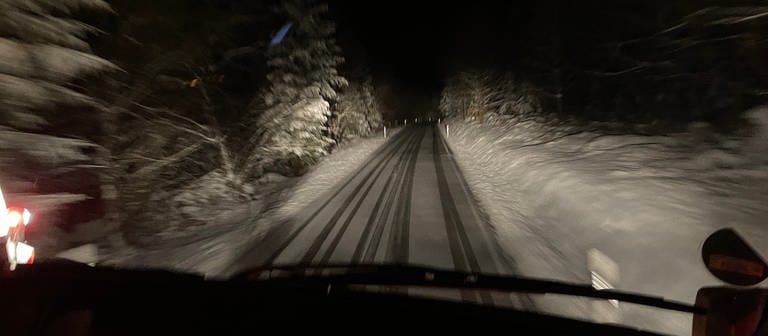 Räumfahrzeug streut Salz und räumt Schnee weg (Foto: SWR, Rebekka Plies)